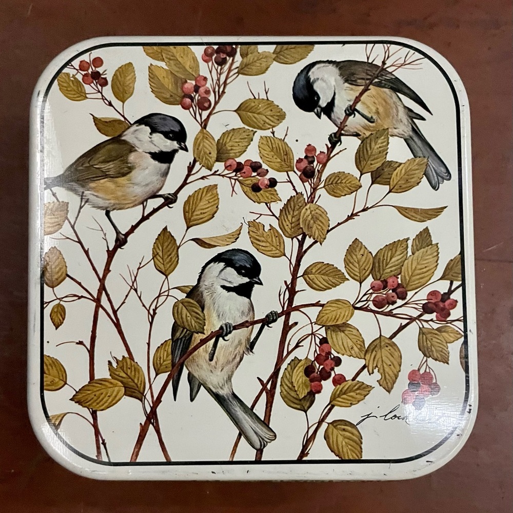 Beautiful vintage tin depicting birds